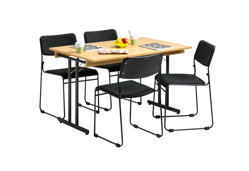 matbord med fyra stolar