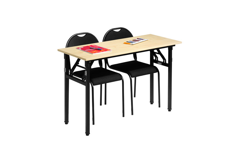 Utbildningsbord med stolar