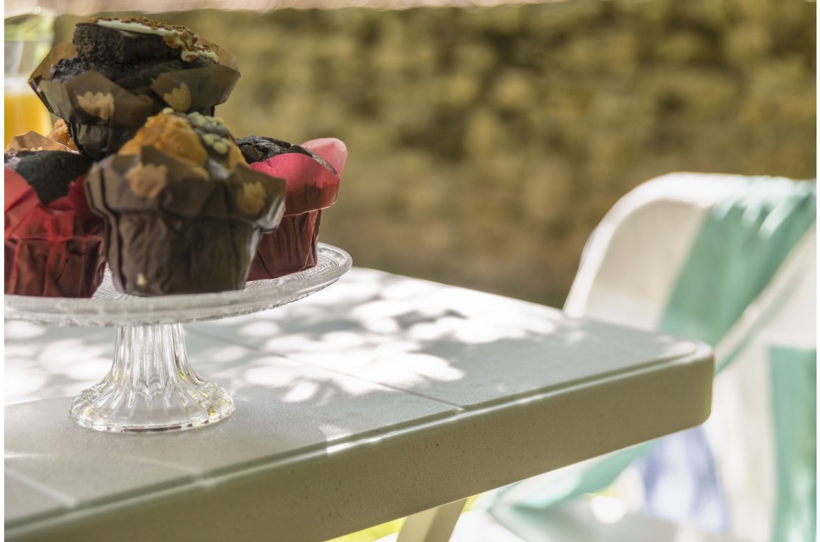 elj-bistro-vit-detalj Närbild på skivan på ett vitt Bistro bord