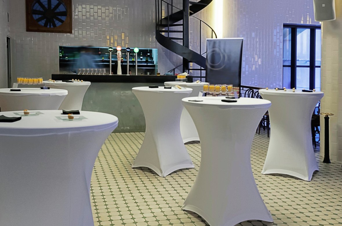 Cocktail80 ståbord med vita överdrag på event